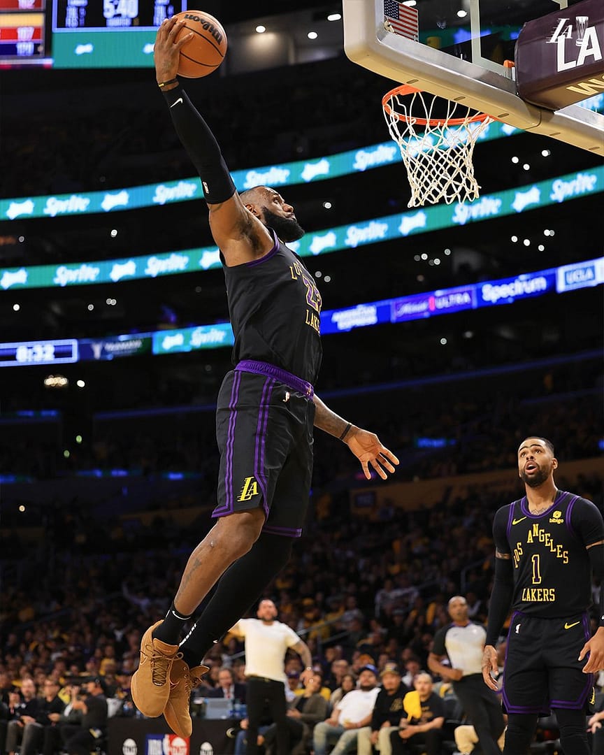 Lebron dunking in Lakers vs Jazz