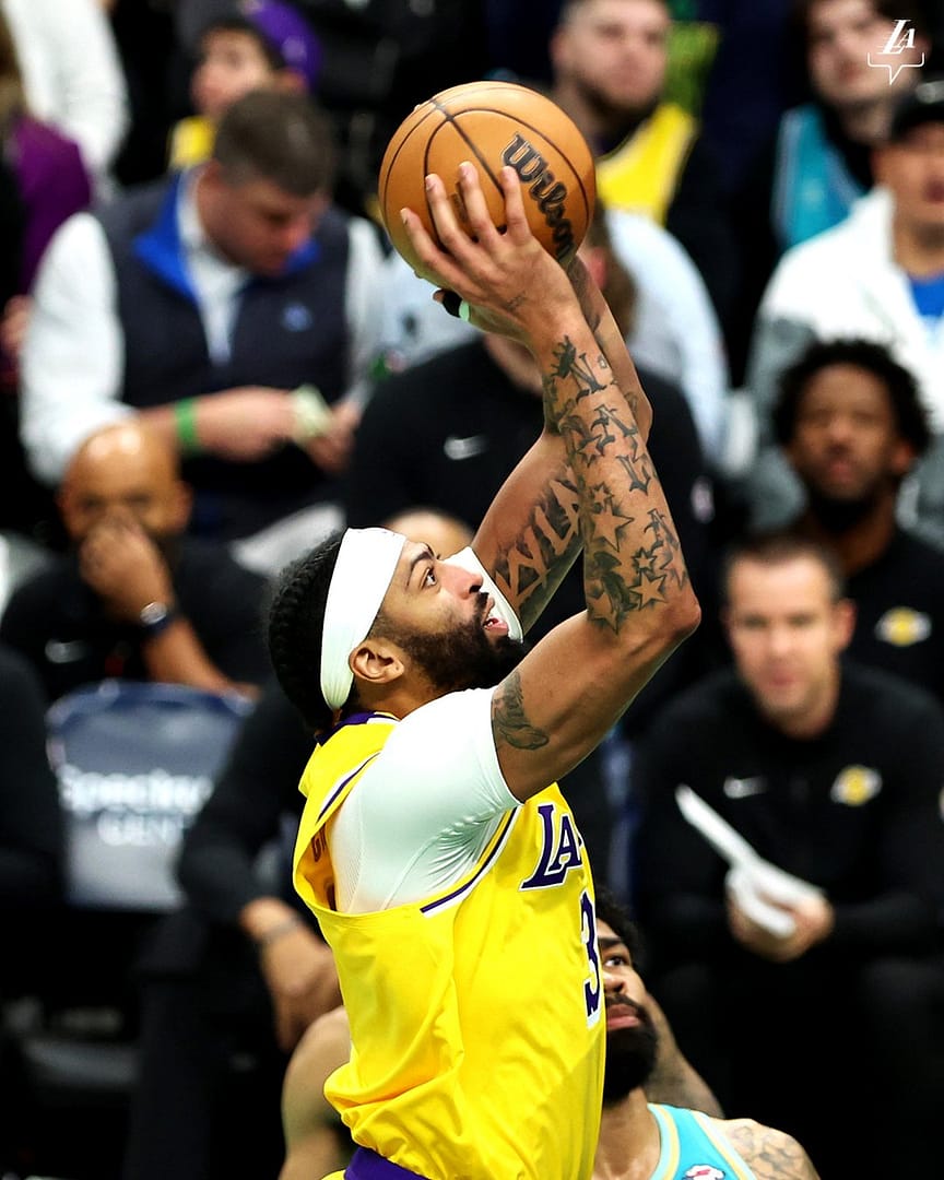 AD dunking in Lakers vs Hornets